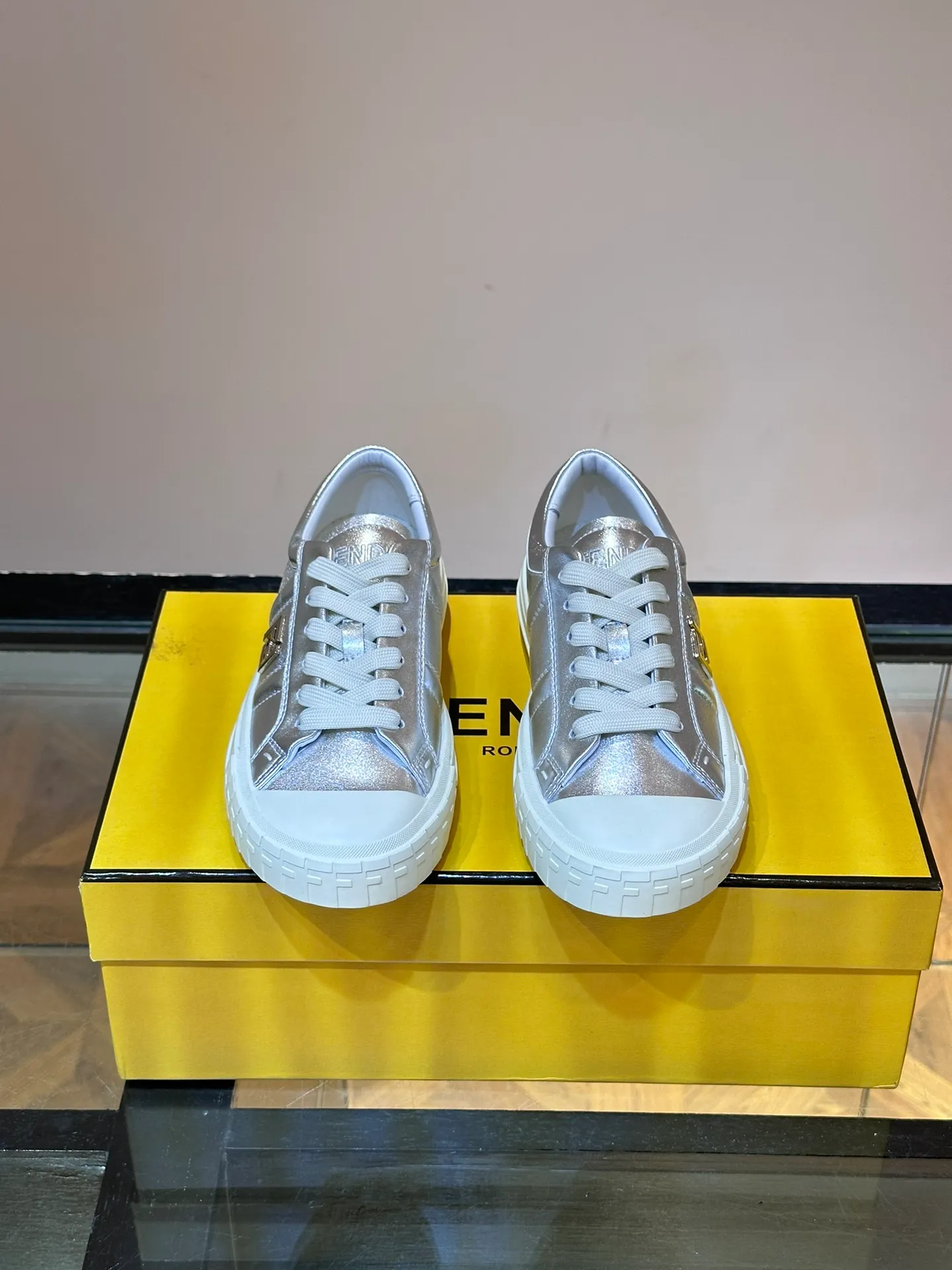 Men's Men's Shoes 💰380 [New Style] 🍿🍿Fendi Fendi Casual Sneakers Skateboard Shoes, the new Domino sneakers have become a favorite shoe. For those who want to create a simple and FENDI-characteristic look, this shoe is the perfect choice. Because this sneaker is one of the most cost-effective among FENDI's entry-level sneakers, it provides a great opportunity to attract and attract all customers who love easy and comfortable everyday sneakers. Size: 38-45 (men’s size 38.45 customized)
